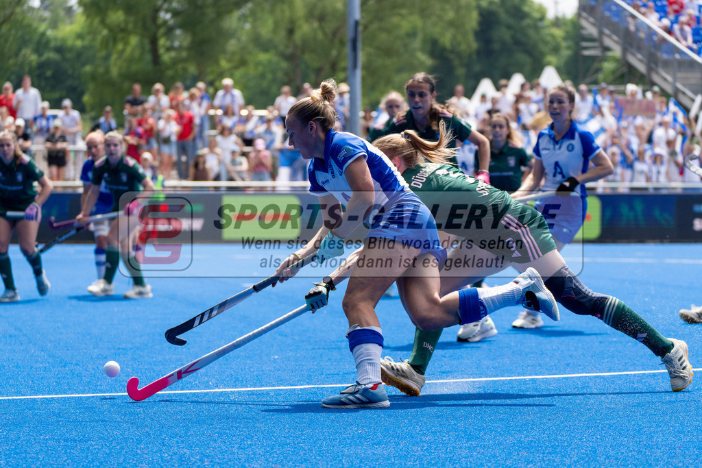Final4_20250531-1312-HK107658 | Krefeld, Deutschland, 31.05.2025:  Feldhockey Final4 2025 – „Deutsche Feldhockey-Meisterschaften 2025“ im Gerd-Wellen-Hockeyanlage am 31.05.2025 in Krefeld, Deutschland. (Foto von Kramhöller/Fehrmann/Kaste)Krefeld, Germany, 31.05.2025: Feldhockey Final4 2025 – „Deutsche Feldhockey-Meisterschaften 2025“ in Gerd-Wellen-Hockeyanlage at 31.05.2025 in Krefeld, Deutschland. (Foto from Kramhöller/Fehrmann/Kaste)