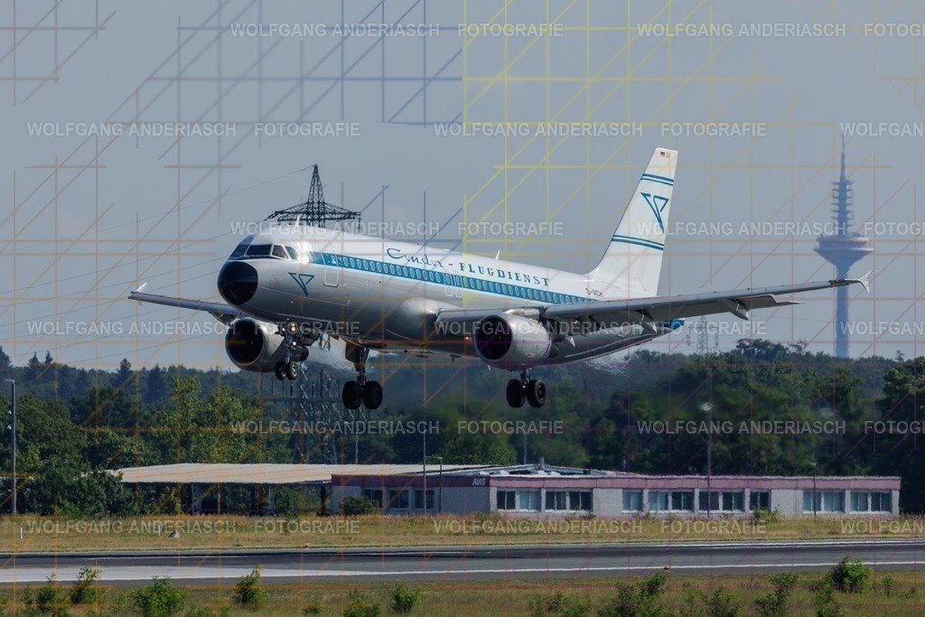 2025720-100020_FRA_25 R_R3C_0308 | Am Flughafen Frankfurt am Main treffen Dynamik und Präzision aufeinander: Startende und landende Flugzeuge verschiedenster Airlines, festgehalten in Farbe und Schwarz-Weiß. Von kraftvollen Silhouetten bis zur majestätischen Erscheinung der Königin der Lüfte – zeitlose Momente moderner Luftfahrt. - Realisiert mit Pictrs.com