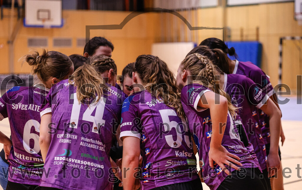 2025-02-15_123_SpVgg_Altenerding_gegen_MTV_Pfaffenhofen | Erding, Deutschland, 15.02.2025:Handball, Bezirksoberliga Frauen Altbayern 2024 / 2024, 14. Spieltag, SpVgg Altenerding gegen MTV Pfaffenhofen, Endergebnis: 27:23Marlene Mittermeier (SpVgg Altenerding, #6), Sophie Lößl (SpVgg Altenerding, #14), Verena Kaiser (SpVgg Altenerding, #55)Foto: Christian Riedel / fotografie-riedel.net