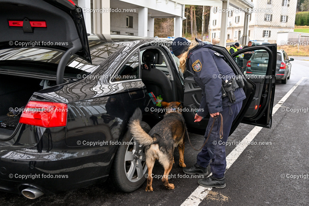 Polizei_ Kontrolle_ Grenze_ 30.12.2023-29 | 30.12.2023, Weigetschlag Grenzuebergang, AUT, Polizei, Grenzkontrolle, im Bild Polizei, Kontrolle, Grenze, Grenzkontrolle, Grenzuebergang, Oesterreich, Tschechien, Fuehrerschein, Zulassungsschein, Reisepass, Ausweis, Papiere, Sprengstoffsuchhund, Feuerwerk, Raketen, Boeller, Kracher, Zoll, Beschlagnahmung, Weigetschlag