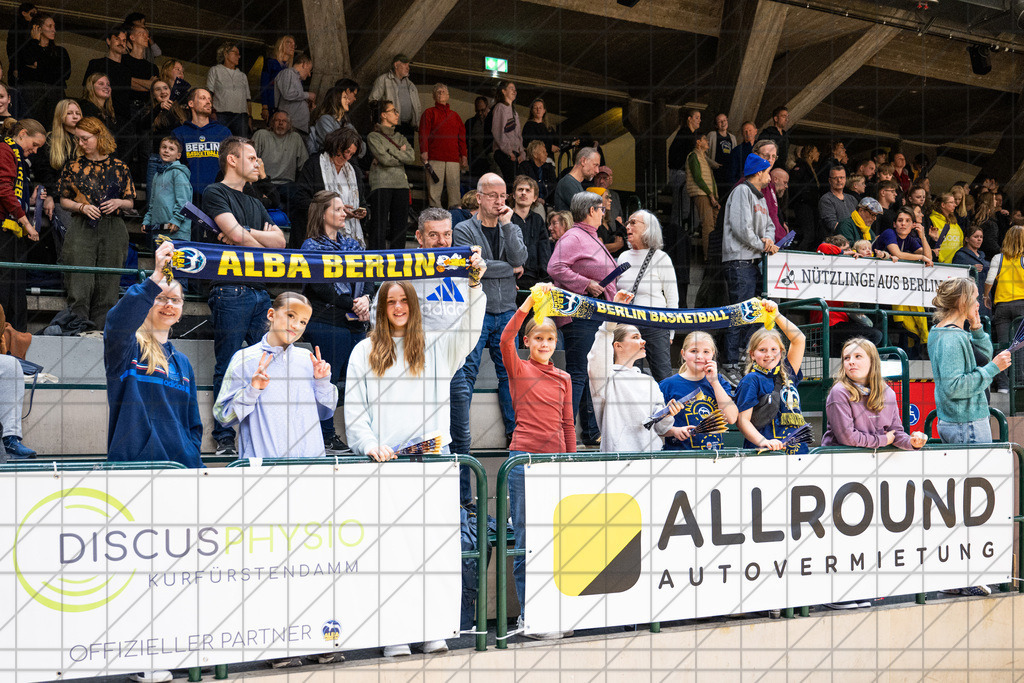 1. DBBL 24/25 | 02.11.2024 | Alba Berlin vs. USC Freiburg | 1. DBBL 24/25 | 02.11.2024 | Alba Berlin vs. USC Freiburg - - - - - CREDIT, www.bullenfotos.de, Martin König, Hörner Weg 40, D-49078 Osnabrück, +4917663732967, Nutzung und Weitergabe nur zu den vereinbarten Zwecken. Presseanfragen an Urheber. Alle Rechte beim Urheber. - - - - - - Realisiert mit Pictrs.com