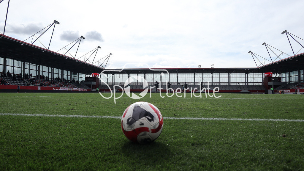 FC Bayern München U19 - TSG 1899 Hoffenheim U19 | Die Spielstaette des FC Bayern Campus erstrahlt in der Fruehlingssonne / Stadion / Stadionfoto / Symbolbild / Stadionbild / Ball / Sonne / Fussballplatz / Fussballstadion