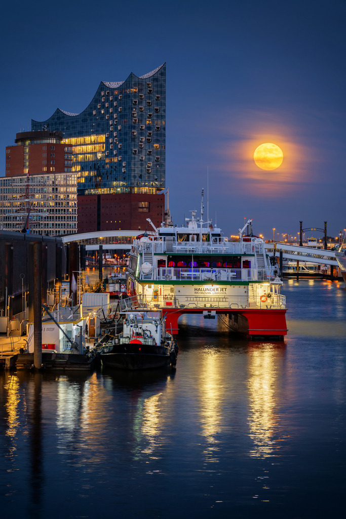 goldener mond und elbphilharmonie bild auf leinwand acrylglas dibond | Kaufen Sie Hamburg Bilder und Hamburg Fotos auf Leinwand, Acrylglas, Alu-Dibond, oder als Poster in Hamburgs großer Onlinegalerie. Elbphilharmonie Bilder, Hamburger Hafen, Speicherstadt, Alster und viel mehr.