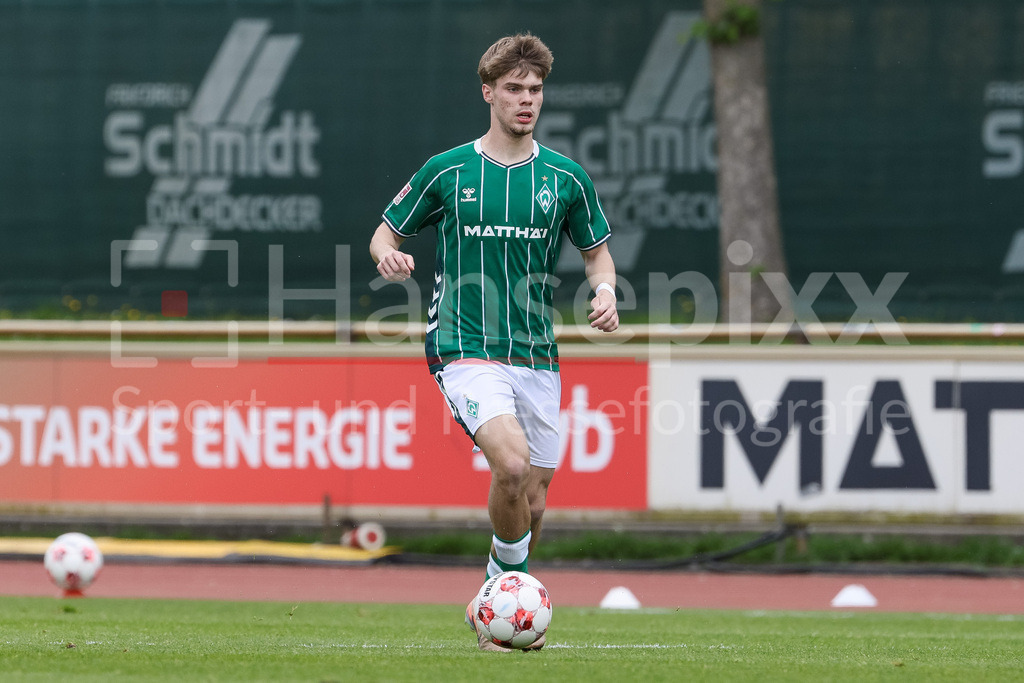 Fussball, Regionalliga Nord, SV Werder Bremen II - SSV Jeddeloh | Mick Schmetgens (SV Werder Bremen II, 4) am Ball, Freisteller, Einzelbild, Ganzkörper, Aktion, Action, Spielszene