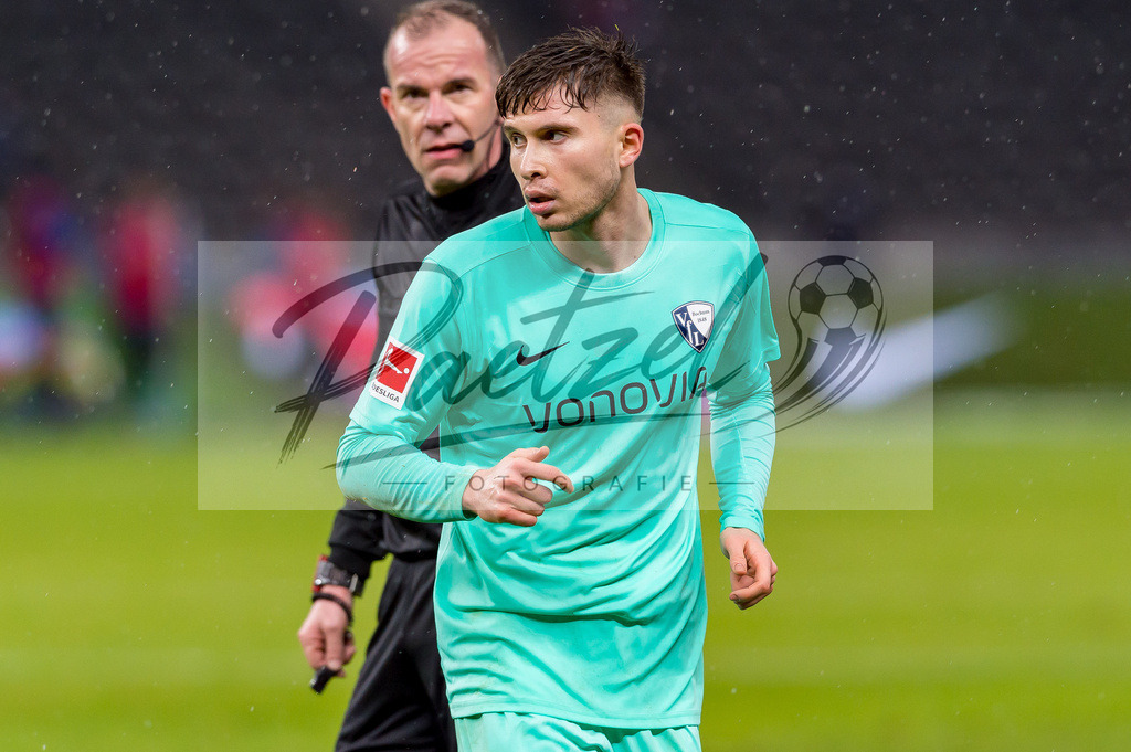 HERBOC20220204_291 | Fussball, Herren: Elvis Rexhbecaj (VfL Bochum) schaut bei dem Spiel der 1. Bundesliga zwischen Hertha BSC und VfL Bochum im Olypiastadion am 04.02.2022 in Berlin, Deutschland.DFB / DFL REGULATIONS PROHIBIT ANY USE OF PHOTOGRAPHS AS IMAGE SEQUENCES AND/OR QUASI-VIDEO. - Realisiert mit Pictrs.com