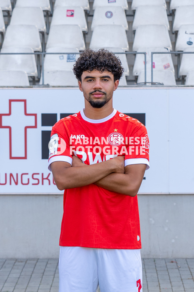 Rot-Weiss Essen; 3. Liga, Portraettermin 2026/2027, Foto: Eibner-Pressefoto/Fabian Friese | Aiman Dardari (Rot-Weiss Essen, #07),Rot-Weiss Essen; 3. Liga, Portraettermin 2026/2027, Foto: Eibner-Pressefoto/Fabian Friese - Realisiert mit Pictrs.com
