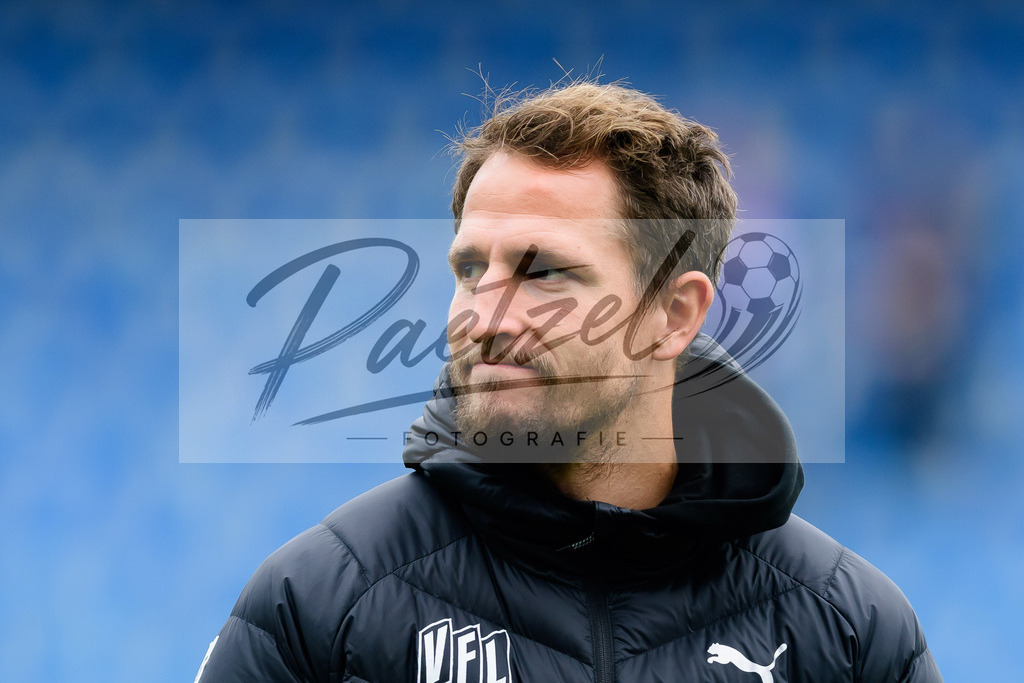 OSNTSV20211106_007 | Fussball, Herren: Ulrich Taffertshofer (VfL Osnabrueck) schaut bei dem Spiel der 3. Liga zwischen VfL Osnabrueck und TSV 1860 Muenchen im Stadion an der Bremer Bruecke am 06.11.2021 in Osnanbrueck, Deutschland.DFB / DFL REGULATIONS PROHIBIT ANY USE OF PHOTOGRAPHS AS IMAGE SEQUENCES AND/OR QUASI-VIDEO. - Realisiert mit Pictrs.com