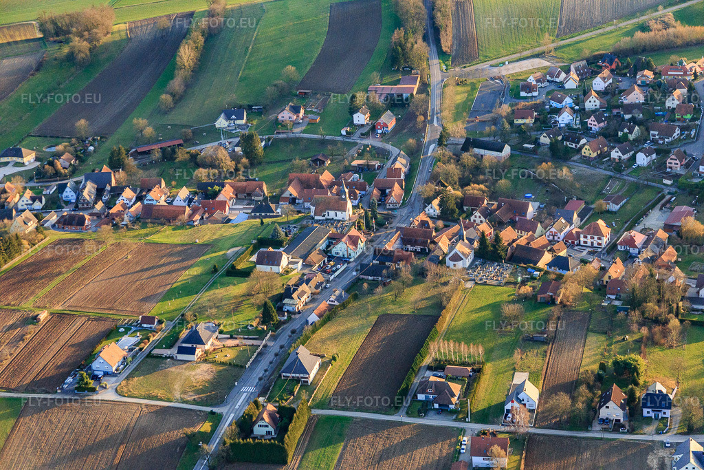 Vue aérienne: Deux églises au centre du village, du nord à Wintzenbach dans le département Bas Rhin, France – .Photo: IMG_086035.jpg prise le 06/02/2016 par Werner Riehm/FLY-FOTO.eu – Résolution de l'original: 5472 x 3648 px