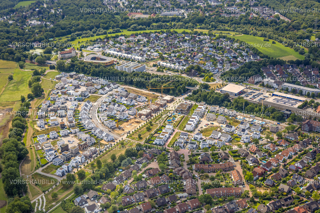 Duisburg250705784Sued | Luftbild, Duisburg-Süd, Wohngebiet Angerbogen, Am Alten Angerbach, halbkreisförmige Neubau-Wohnsiedlung, Gewerbegebiet Xella International GmbH und Edeka E-Center Angerbogen, überdachter Bahnhof Angerbogen, hinten der Rahmer See, Huckingen, Duisburg, Ruhrgebiet, Nordrhein-Westfalen, Deutschland
