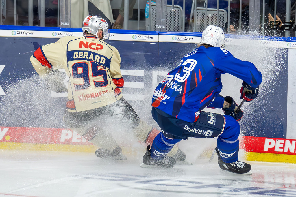 02.10.2024, DEL, Deutsche Eishockey Liga Saison 2024/25, 6. Spieltag: Adler Mannheim gegen Nürnberg Ice Tigers. Bild: Charlie Gerard (95, Nürnberg) und Jyrki Jokipakka (23, Mannheim) | 02.10.2024, DEL, Deutsche Eishockey Liga Saison 2024/25, 6. Spieltag: Adler Mannheim gegen Nürnberg Ice Tigers. Bild: Charlie Gerard (95, Nürnberg) und Jyrki Jokipakka (23, Mannheim) - Realisiert mit Pictrs.com