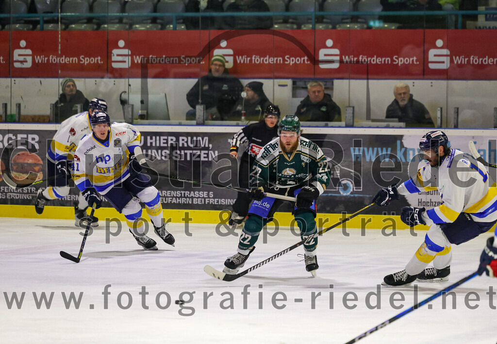 2026-01-09_125_TSV_Erding_gegen_Stuttgart_Rebels | Erding, Deutschland, 09.01.2026:Eishockey, Oberliga Süd 2025 / 2026, 35. Spieltag, TSV Erding gegen Stuttgart Rebels, Endergebnis: Jannik Herm (Stuttgart Rebels, #41), Grady Hobbs (Erding Gladiators, #22), Toni Ritter (Stuttgart Rebels, #17)Foto: Christian Riedel / fotografie-riedel.net