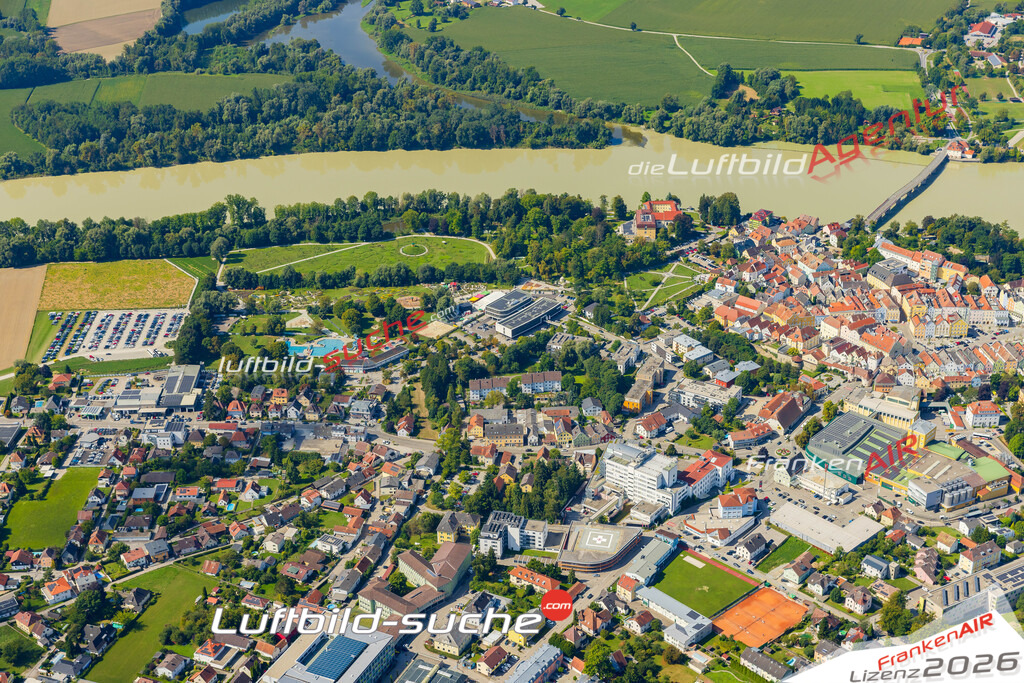 Luftaufnahme von Schärding - Die Luftaufnahme wurde 2025 vom UL-Flugzeug heraus erstellt ( keine Drohne ) - Hochauflösende Luftaufnahme - für professionelle Ausdrucke geeignet. Die Geschenkidee !Mit Lizenz und Bildrechte bestellbar