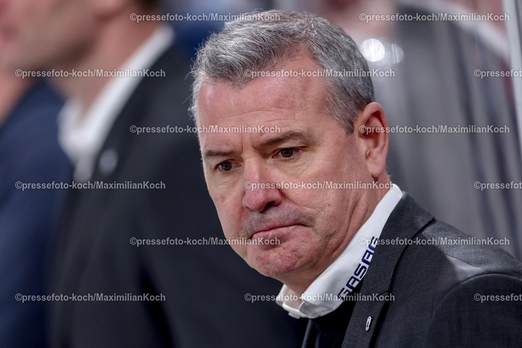 DEG12012501021 | 12.01.2025, Eishockey, Penny DEL, Düsseldorfer EG - Eisbären Berlin, PSD-BANK Dome: Cheftrainer Serge Aubin (Eisbären Berlin #) auf der Spielerbank