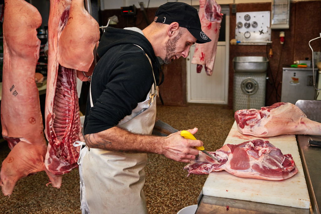 Fleischerei Dormayer | Langenzersdorf, Austria - February 12, 2019: Fleischerei Dormayer; ein Metzger beim Ausbeinen. - Realisiert mit Pictrs.com