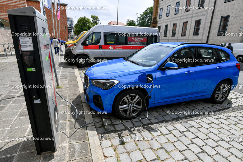 Deutschland_ Bayern_ Nuernberg_ 29.07.2025-1 | 29.07.2025, Deutschland, GER, Bayern, Nuernberg im Bild Elektrofahrzeug, Tankstelle, Ladestation, Elektroauto, aufladen, Strom, Kabel, Wallbox, Schnellladen, Elektroladestation, Aufladen auf oeffentlichem Grund, parken, Kurzparkzone, Symbolbild, Feature