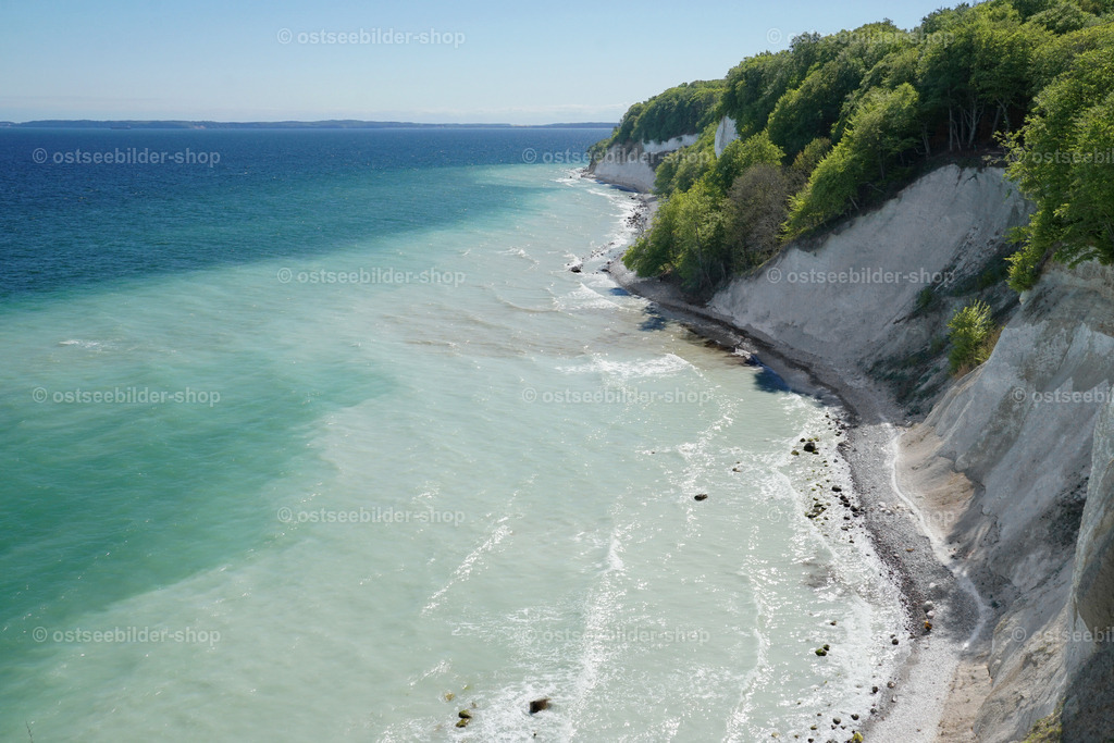 Kreidemeer | Lockermassen, die im Winter und Frühjahr bei Rutschungen und Abbrüchen auf den schmalen Strand der Kreideküste stürzen, werden alsbald von den anstürmenden Wellen aufgelöst. In Ufernähe ist von oben gut zu erkennen, wie das Meer die aufgelöste, schwebende Kreide fortträgt.