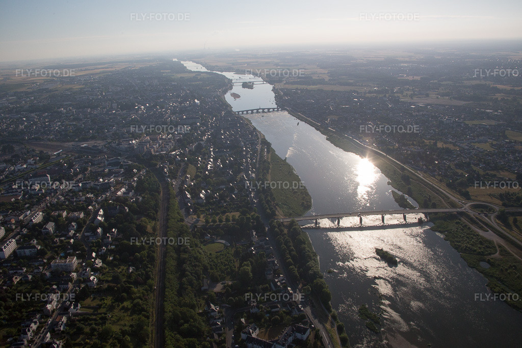 Luftbild: Ortsansicht in Blois im Bundesland Loir-et-Cher in Frankreich. Foto: IMG_082030.jpg vom 20.06.2015 durch Werner Riehm/FLY-FOTO.de