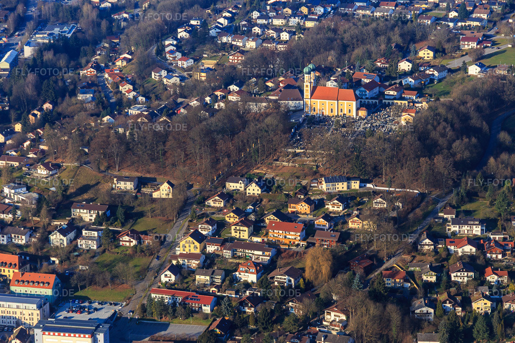 Luftbild: Bergstraße und Gartlbergstraße zur Wallfahrtskirche Gartlberg am Friedhof Pfarrkirchen in Pfarrkirchen im Bundesland Bayern in Deutschland. Foto: IMG_096152.jpg vom 29.12.2016 durch Werner Riehm/FLY-FOTO.de