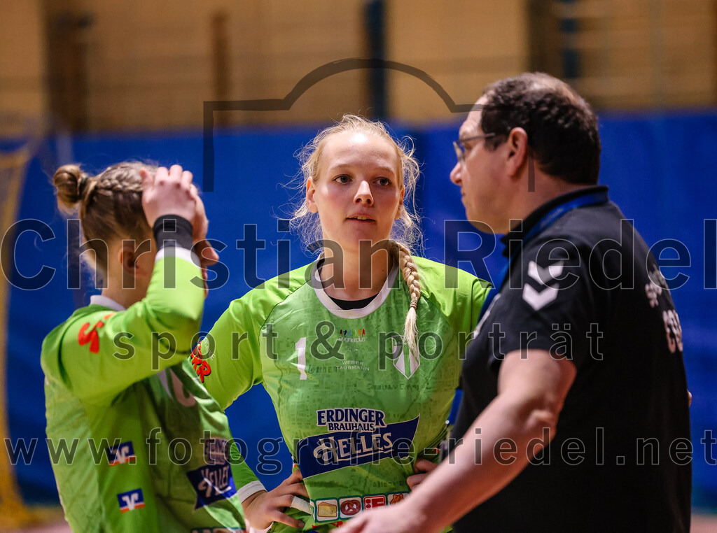 2025-02-15_121_SpVgg_Altenerding_gegen_MTV_Pfaffenhofen | Erding, Deutschland, 15.02.2025:Handball, Bezirksoberliga Frauen Altbayern 2024 / 2024, 14. Spieltag, SpVgg Altenerding gegen MTV Pfaffenhofen, Endergebnis: 27:23Torfrau Lara Kullmann (SpVgg Altenerding, #16), Torfrau Hanna Obermair (SpVgg Altenerding, #1), Trainer Stefan Bernauer (SpVgg Altenerding)Foto: Christian Riedel / fotografie-riedel.net