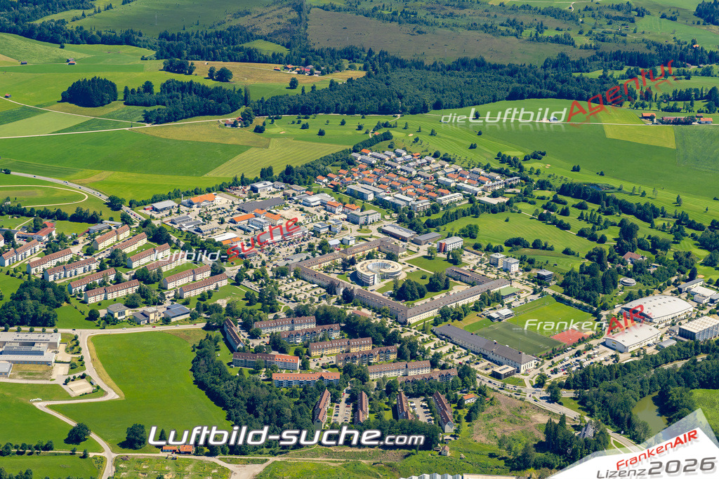 Aktuelles Luftbild von Gewerbegebiet Bad Tölz - Die Luftaufnahme wurde 2022 mittels UL-Flugzeug erstellt ( keine Drohne ) - hochauflösende Kamera-Systeme von  Canon -Beste Qualität - Für grossformatige Ausdrucke geeignet. Die Geschenkidee !