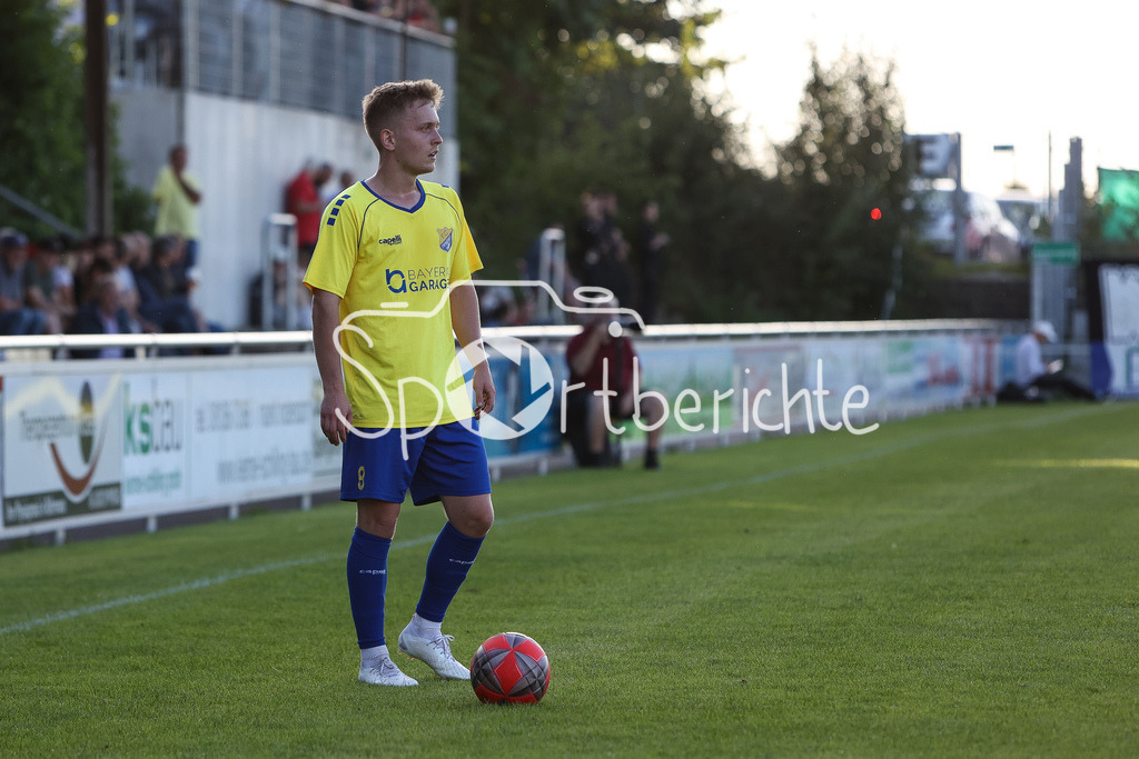 FC Pipinsried - SV Wacker Burghausen | Tim GREIFENEGGER (FCP #8) am BAll / Freisteller / Einzelfoto