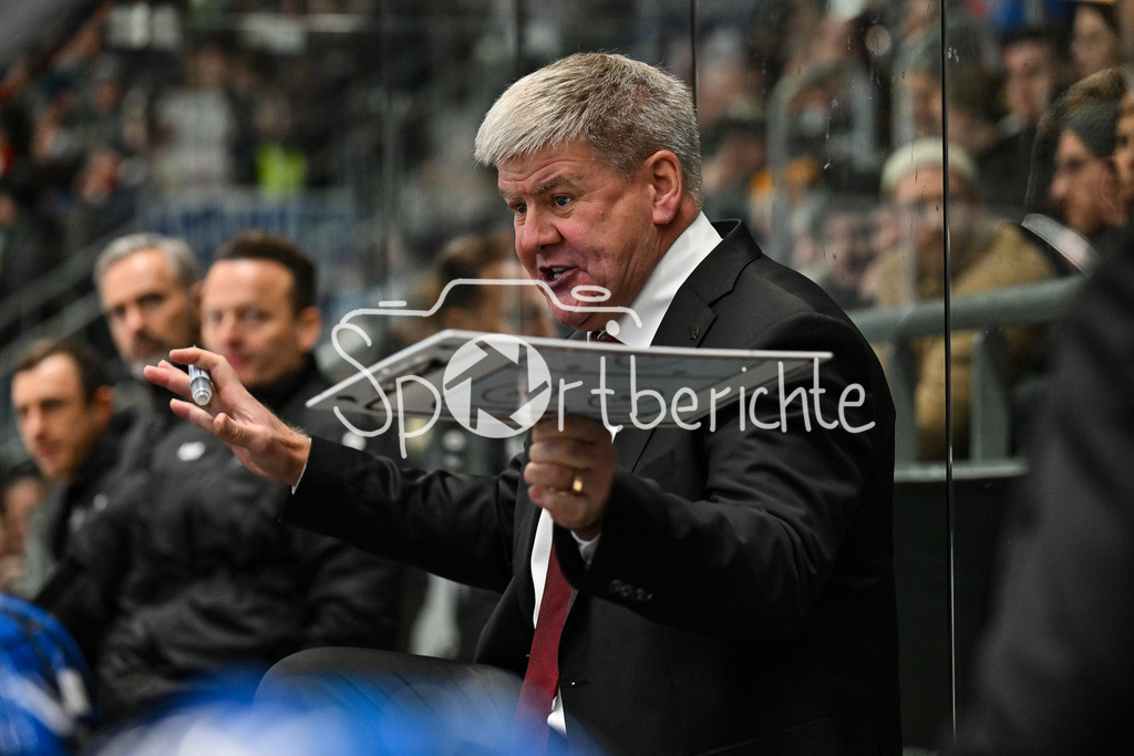 Augsburger Panther - Dresdner Eislöwen | AUGSBURG, GERMANY - 04. DECEMBER: im Bild Bill PETERS Trainer Augsburger Panther bei einer Ansprache während dem Match zwischen den Augsburger Panthern und den Dresdner Eislöwen am 25 Spieltag der PENNY DEL im Curt Frenzel Stadion
