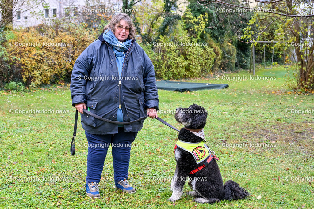 Linz_ Susanne Preier mit Hund Gustav_ 28.11.2023-10 | 28.11.2023, Linz, AUT, Susanne Preier, im Bild Susanne Preier mit Hund Gustav (Assistenzhund in Ausbildung, Koenigspudel)