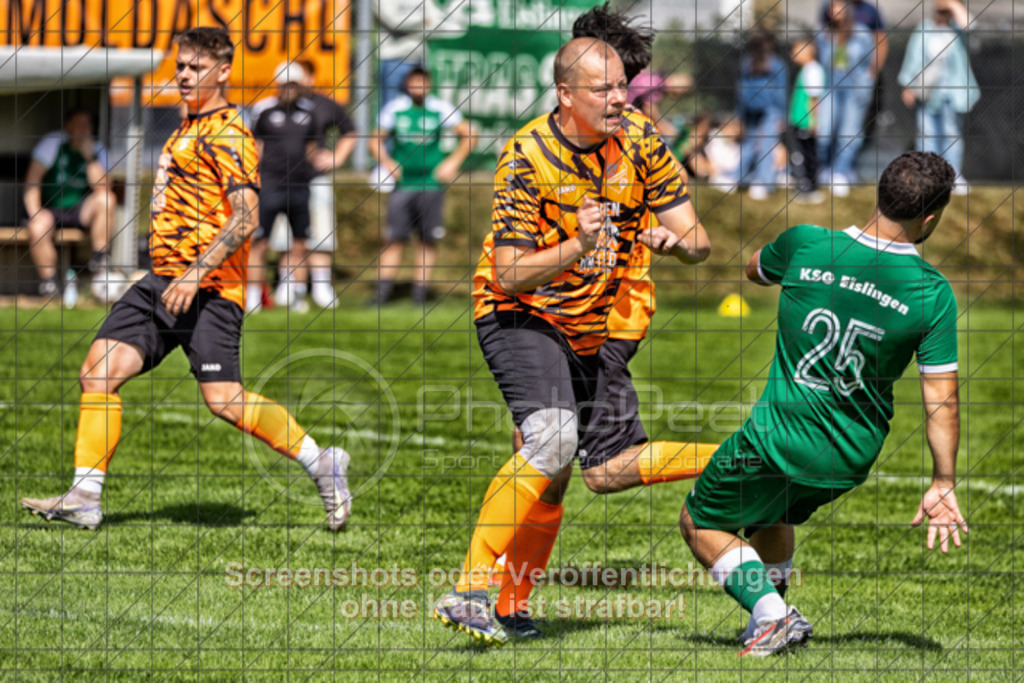 20250824_150250_0224-Bearbeitet | #,KSG Eislingen (grün) vs. SGM Jebenhausen-Bezgenriet (orange), Fussball, Kreisliga A3 - Bezirk Neckar/Fils, 01. Spieltag, Saison 2025/2026, Rasensportplatz, Albstraße 69, 73054 Eislingen, 24.08.2025 - 15:00 Uhr,Foto: PhotoPeet-Sportfotografie/Peter Harich