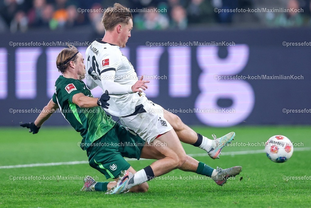 BMG13122501061 | 13.12.2025, Fußball, Borussia Mönchengladbach - VfL Wolfsburg, 1. Fußball Bundesliga, 14.Spieltag, Borussia-Park, Saison 2025 2026: Lovro Majer&nbsp;(VfL Wolfsburg #10) im Zweikampf gegen  Luca Netz&nbsp;(Borussia Mönchengladbach #20)  DFB regulations prohibit any use of photographs as image sequences and or quasi-video.