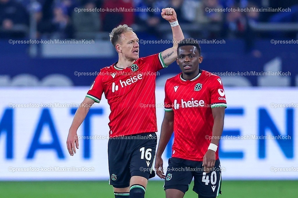 S0414032501091 | 14.03.2025, Fußball, FC Schalke 04 - Hannover 96, 2.. Fußball Bundesliga, 26. Spieltag, Veltins-Arena Gelsenkirchen, Saison 2024 2025: Torjubel nach dem Tor zum 2:1 durch Torschütze Havard Nielsen (Hannover96 #16)DFB regulations prohibit any use of photographs as image sequences and or quasi-video.