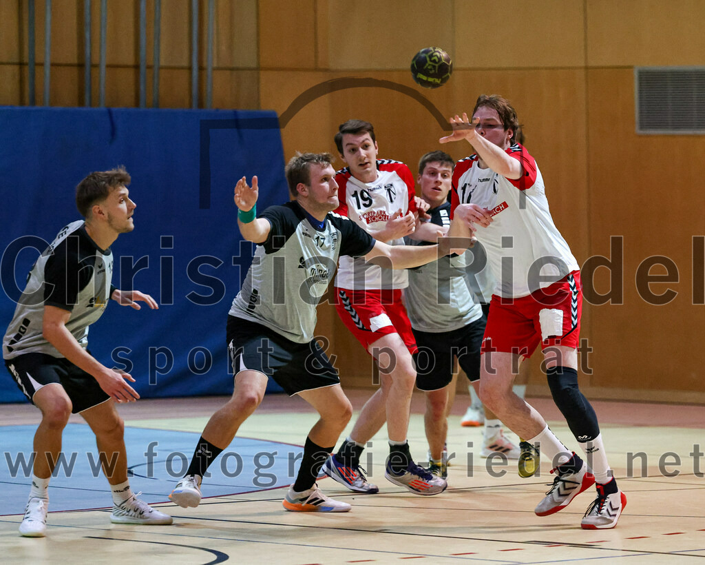 2023-01-21_068_SpVgg_Altenerding_gegen_SC_Eching | Erding, Deutschland, 21.01.2023:
Handball, Bezirksoberliga Männer 2022 / 2023, 12. Spieltag, SpVgg Altenerding gegen SC Eching, Endergebnis: 29:34

Thomas Landsmann (SC Eching, #17), Quirin Huber (SpVgg Altenerding, #19), Niklas Fleps (SpVgg Altenerding, #17)

Foto: Christian Riedel / fotografie-riedel.net