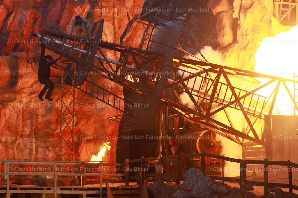 _P8A2877 | Der Ölprinz hängt am brennenden Ölturm