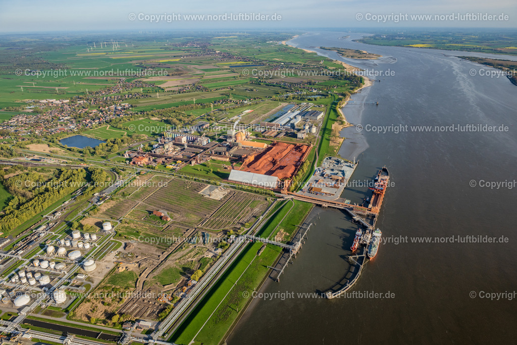 Stader_Seehafen_LNG_Baustelle_AOS_Dow_Olin_ELS_4379010523 | STADE 01.05.2023 Baustellen zum Ausbau der Wasserbrücke mit Leitungssystemen des LNG Erdgas und Flüssiggas- Terminal und Entladekai und AOS Raffinerie- Werksgelände an der Straße Am Seehafen im Ortsteil Bützfleth in Stade im Bundesland Niedersachsen, Deutschland. Weiterführende Informationen bei: AOS Aluminium Oxid Stade GmbH,  Dow Deutschland Anlagengesellschaft mbH,  Hafenbetriebs GmbH & Co. KG,  Hanseatic Energy Hub GmbH. // Construction site of Water bridge with line systems of the LNG natural gas and liquid gas terminal and unloading quay and AOS Raffinerie- Werksgelaende on street Am Seehafen in the district Buetzfleth in Stade in the state Lower Saxony, Germany. Further information at: AOS Aluminium Oxid Stade GmbH,  Dow Deutschland Anlagengesellschaft mbH,  Hafenbetriebs GmbH & Co. KG,  Hanseatic Energy Hub GmbH. Foto: Martin Elsen