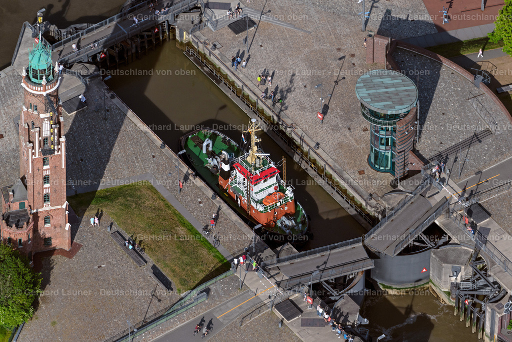 4030408 | BREMERHAVEN 01.06.2020 Schleusenanlagen am Ufer der Wasserstraße Weser im Ortsteil Mitte-Süd in Bremerhaven im Bundesland Bremen, Deutschland. Weiterführende Informationen bei: Stadt Bremerhaven. // Locks - plants on the banks of the waterway of the Weser in the district Mitte-Sued in Bremerhaven in the state Bremen, Germany. Further information at: Stadt Bremerhaven. Foto: Gerhard Launer
