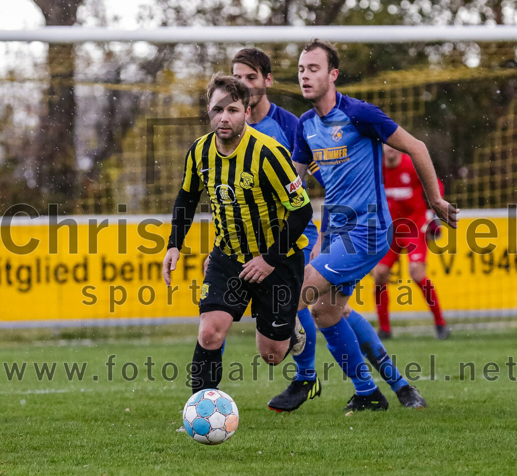 2023-11-11_070_FC_Moosinning_gegen_TSV_Peterskirchen | Moosinning, Deutschland, 11.11.2023:
Fußball, Bezirksliga Oberbayern Ost 2023 / 2024, 17. Spieltag, FC Moosinning gegen TSV Peterskirchen, Endergebnis: 5:0

Peter Werndl (FC Moosinning, #9), Marcel Schauberger (TSV Peterskirchen, #6)

Foto: Christian Riedel / fotografie-riedel.net