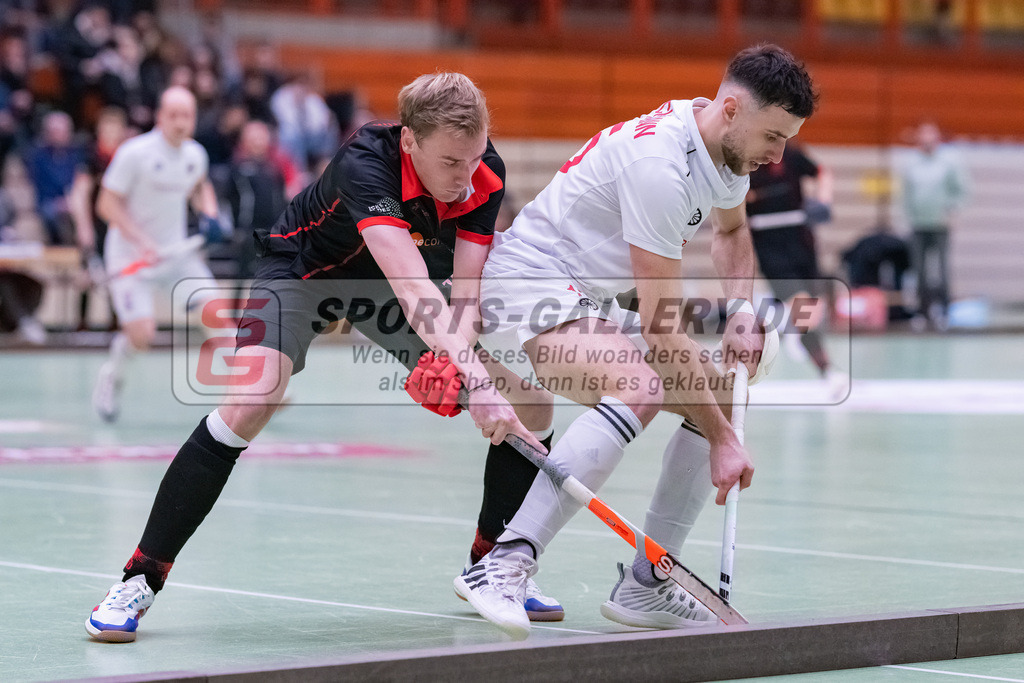 HK_20230113_102733 | 1. Bundesliga ( Halle ) Herren Crefelder HTC - DSD Düsseldorf am 13.1.2023 Crefelder HTC  ( CHTC ) Halle Glockenspitz , Krefeld , Benedikt Federlin ( DSD Düsseldorf #17 ) , Bachmann Lucas Maximilian ( Crefelder HTC #15 )