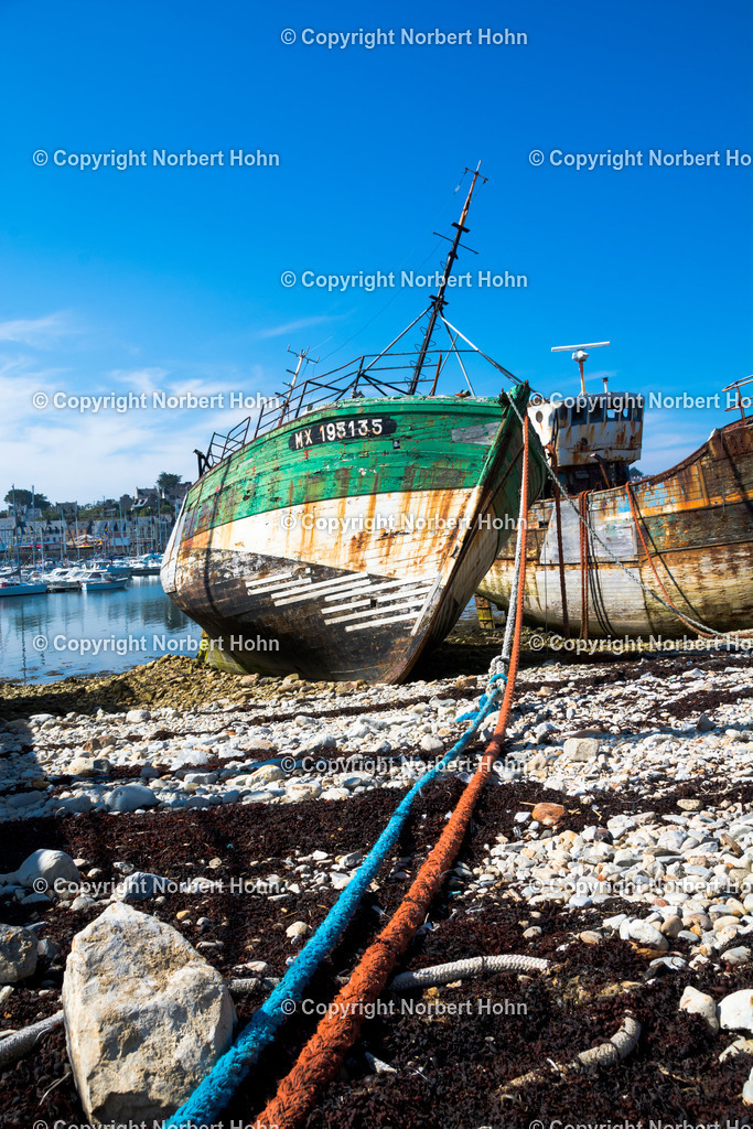Reisefotografie - Frankreich - Atlantikkueste | Schiffsfriedhof im bretonischen Hafen von Camaret-Sur-Mer. - Realisiert mit Pictrs.com