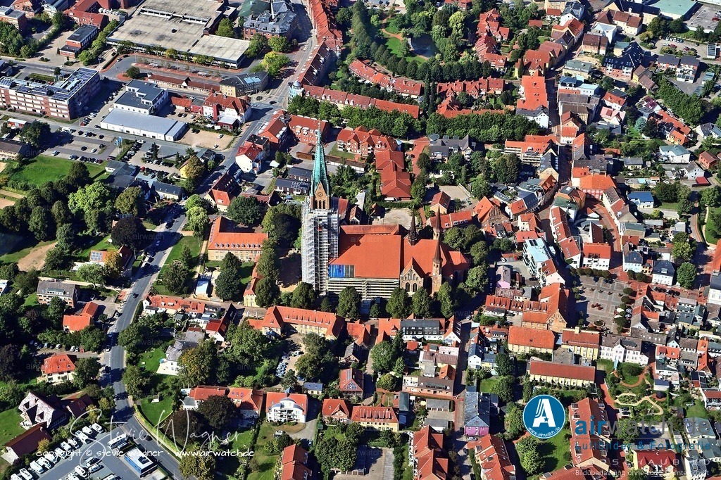 Historische Luftaufnahmen des St. Petri-Doms am Ostseefjord Schlei | St.-Petri-Dom zu Schleswig: Die Geschichte des Domes reicht bis ins Jahr 850 zurück, als eine Missionskirche in Haithabu entstand. Die Gründung des Bistums Schleswig durch König Otto I. im Jahr 947 führte zur Errichtung eines ersten Domes in Schleswig, dessen Lage und Größe jedoch unbekannt sind. Die erste schriftliche Erwähnung des Domes findet sich im Jahr 1134, nachdem die Bürger Schleswigs den dänischen König Niels in seinem Schloss erschlugen.