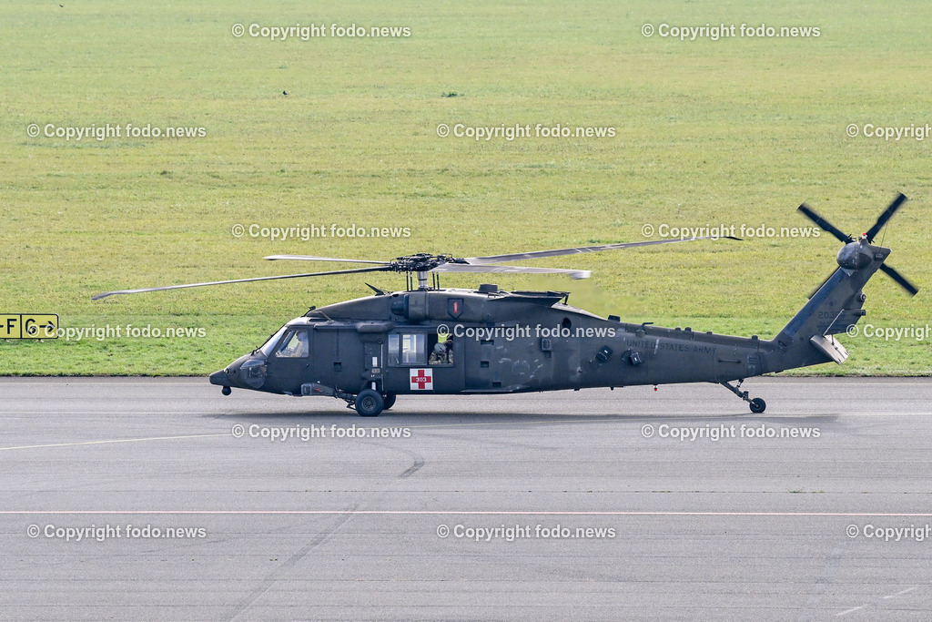 Flughafen Linz_ Linz Airport_ Linz-Hoersching_ US Army_ 30.10.2023-12 | 30.10.2023, Linz Hoersching, AUT, Flughafen Linz, Linz Airport, im Bild Hubschrauber der US Army am Flughafen Linz Hoersching, Zwischenstopp zum betanken, Black Hawk, Chinook