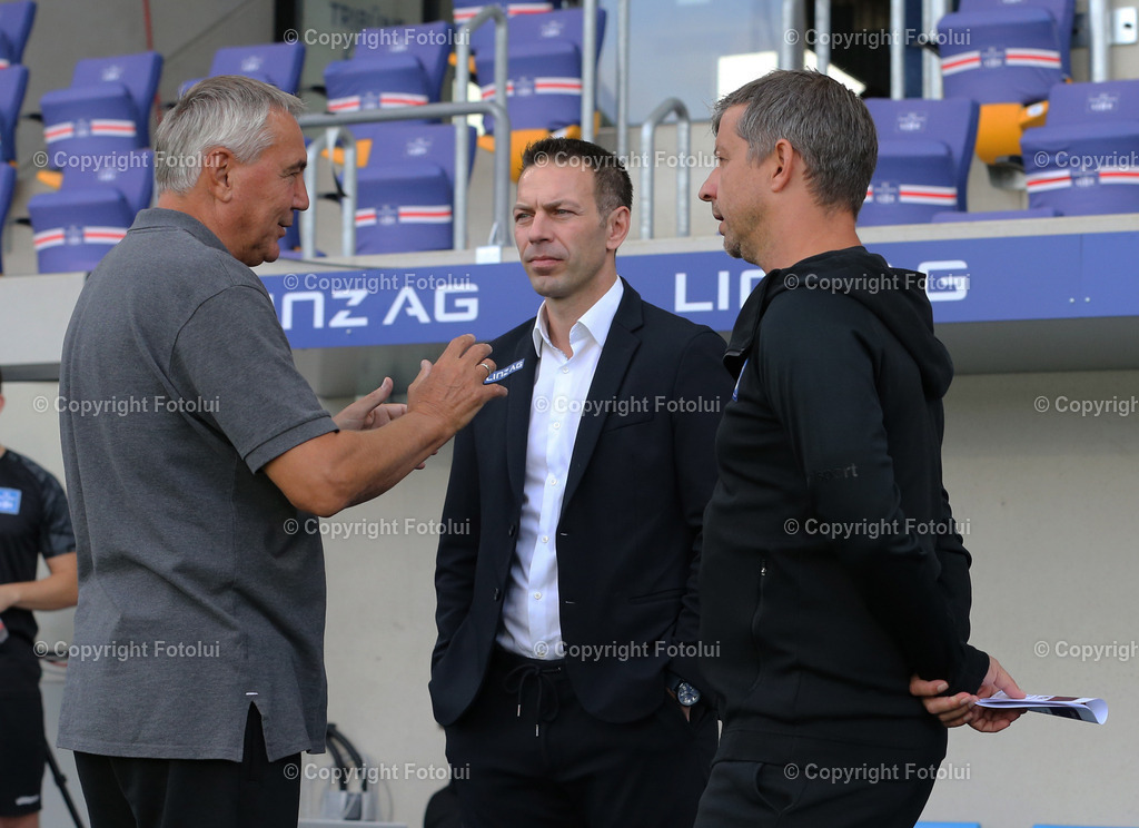 A_LUI_300923_05 | SPORT,FUSSBALL,ADMIRAL BUNDESLIGA BLAU WEISS LINZ-AUSTRIA KLAGENFURT 30.09.2023 IM BILD: CHRISTOPH PESCHEK UND TRAINER GERALD SCHEIBLEHNER (BLAUWEISSLINZ) UND PETER PACULT (KLAGENFURT) FOTO:FOTOLUI