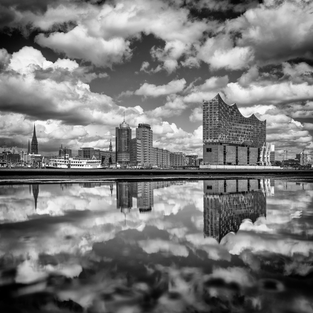 10241201 - Elbphilharmonie gespiegelt | Blick auf die Elbphilharmonie mit einer spektakulären Wolkenformation und Wasserspiegelung.