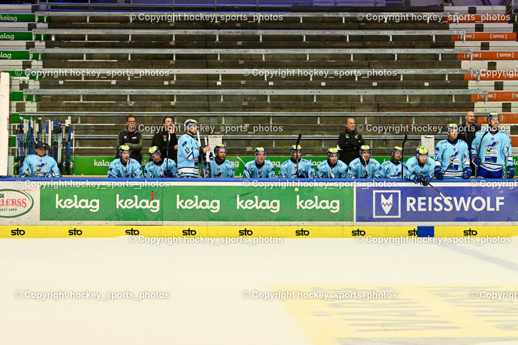 EC iDM Wärmepumpen VSV vs. KHL Sisak | Spielerbank EC VSV, Tray Tuomie Headcoach EC VSV, Dr. Müller-Muttonen Steve-Oliver Teamdoc EC VSV, Marco Pewal Assistant Coach EC VSV, Baustelle, Nico Steinwender Physiotherapist EC VSV, EC iDM Wärmepumpen VSV vs. KHL Sisak, EC iDM Wärmepumpen VSV vs. KHL Sisak am 02.09.2025 in Villach (Stadthalle Villach), Austria, (Photo by Bernd Stefan)