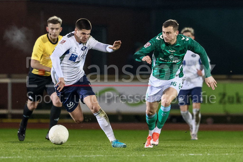 Fussball, Regionalliga Nord, SV Werder Bremen II - VfB Oldenburg | v.li.: Adem Podrimaj (VfB Oldenburg, 6) und Maik Lukowicz (SV Werder Bremen II, 16) im Zweikampf, Duell, Dynamik, Aktion, Action, Spielszene
