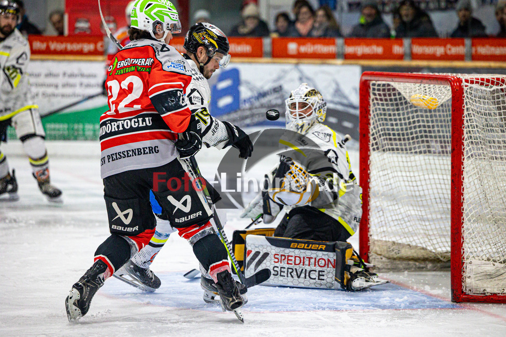 TSV Peißenberg MINERS gegen ERSC Amberg Wild Lions | Eishockey Bayernliga Herren Vorrunde 2024/25, TSV Peißenberg MINERS gegen ERSC Amberg Wild Lions, 20241229,Puck im Anflug,2024-12-29 in Peißenberg (Eisstadion Peißenberg)Sinan ONDÖRTOGLU (MINERS 22), Lucas DI BERARDO (Wild Lions Goali 31)Copyright: WolfgangxLindner foto-lindner.de