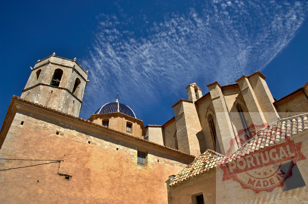 Historic church bell tower and blue dome in Spain. Provincia Castellon - Spain | Looking up at a traditional Mediterranean church with a bell tower under blue sky - Realisiert mit Pictrs.com