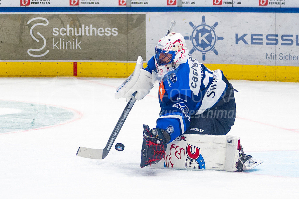 Playoffs: ZSC Lions - EHC Biel-Bienne | 04.04.2022, Zurich, Hallenstadion, Playoffs: ZSC Lions - EHC Biel-Bienne, #43 Torhüter Jakub Kovar (ZSC) pariert einen Schuss von Biel. - Realisiert mit Pictrs.com