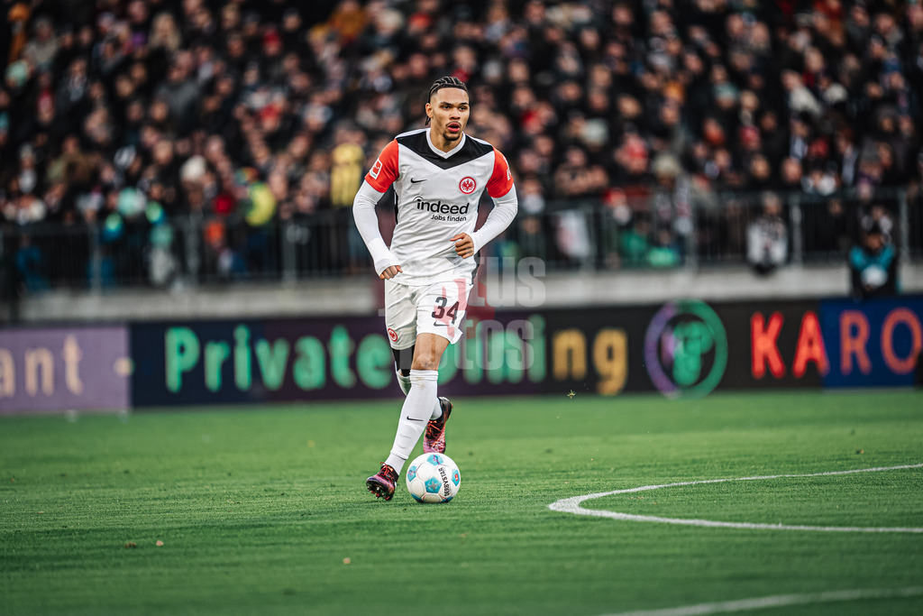 Fußball | Männer | Saison 2024/2025  | Fußball-Bundesliga | 16. Spieltag | FC St. Pauli vs. Eintracht Frankfurt | 11.01.2025 | Nnamdi Collins (#34, Eintracht Frankfurt)