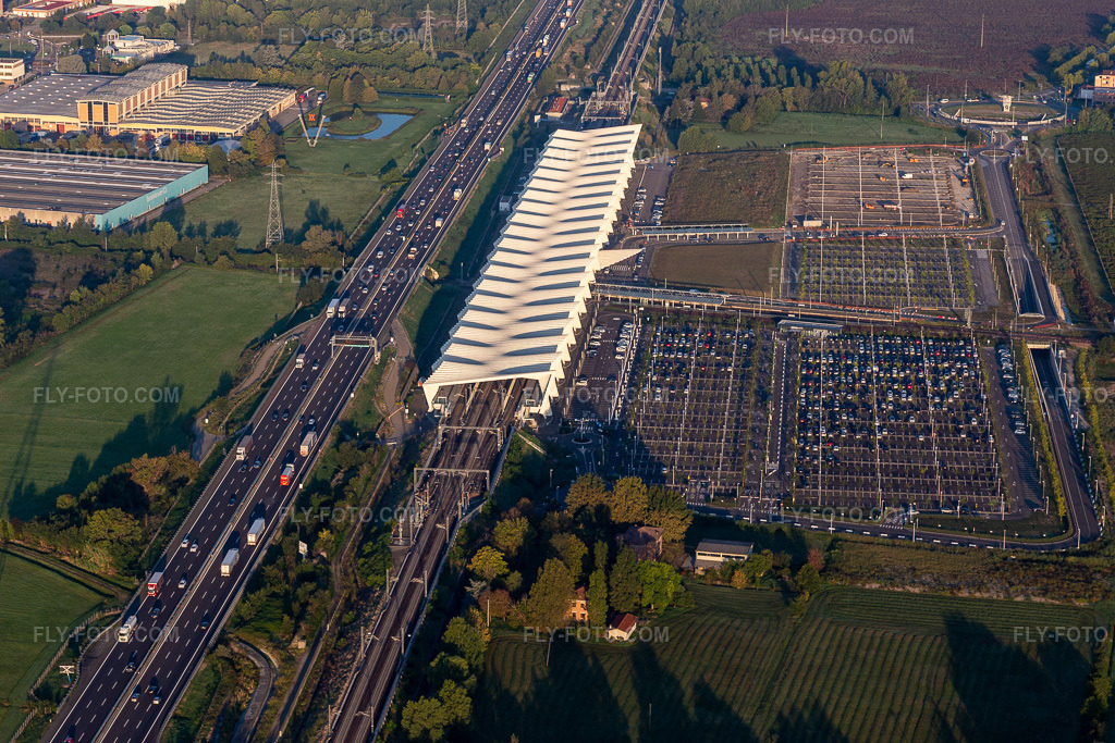 Aerial view: Reggio Emilia AV Mediopadana train station in Reggio nell’Emilia in the state Reggio Emilia, Italy.Photo: IMG_134796.jpg taken on 09/20/2022 by Werner Riehm/FLY-FOTO.comResolution of the original: 5472 x 3648 pxMediopadana Parking®