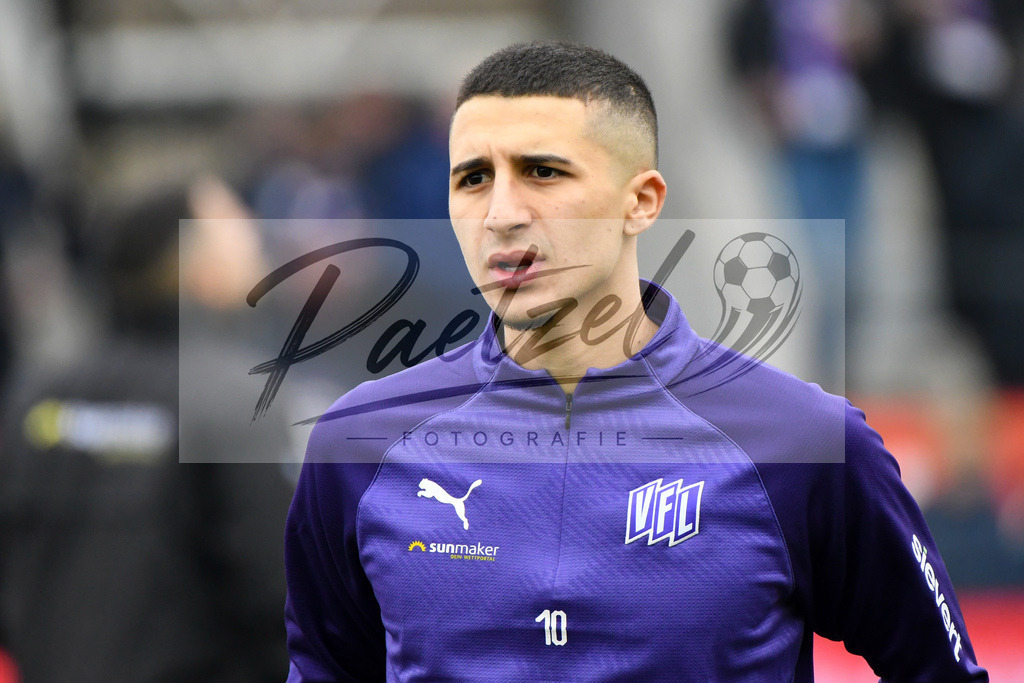 20200208_OSNFCN_0020 | Fußball, Herren: Anas Ouahim (VfL Osnabrueck) schaut waehrend des Spiels der 2. Bundesliga zwischen VfL Osnabrueck und 1. FC Nuernberg im Stadion an der Bremer Bruecke am 08.02.2020 in Osnabrueck, Deutschland.DFB / DFL REGULATIONS PROHIBIT ANY USE OF PHOTOGRAPHS AS IMAGE SEQUENCES AND/OR QUASI-VIDEO. - Realisiert mit Pictrs.com