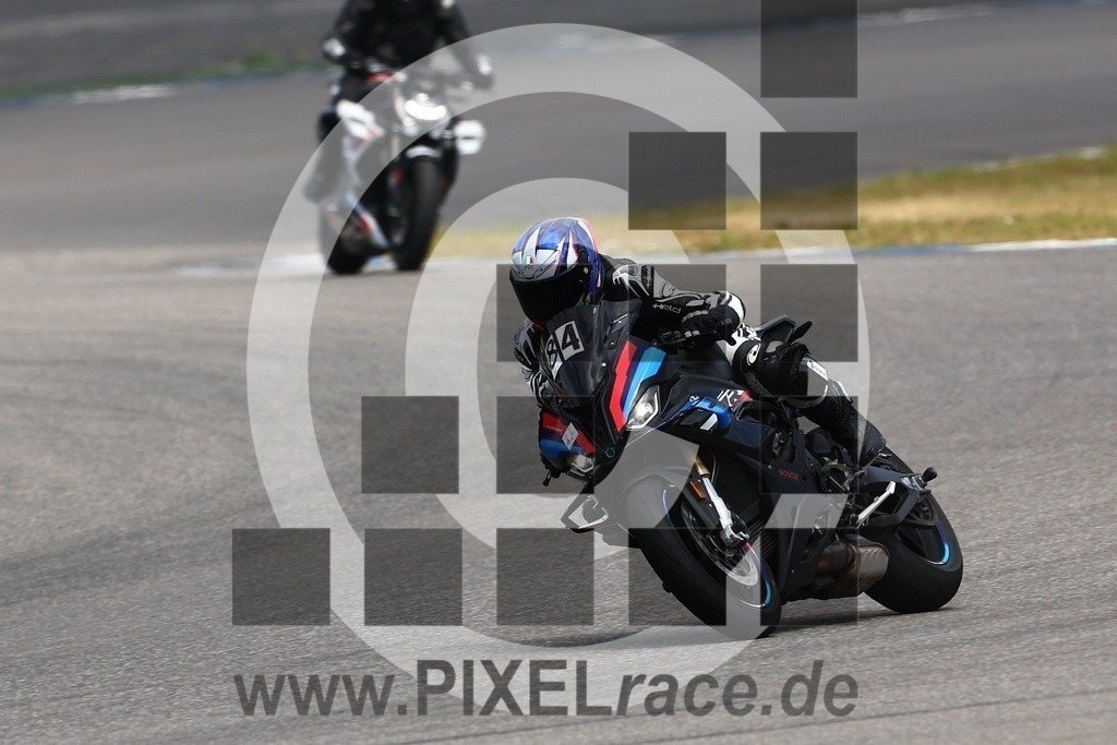 0084-20250529_01436 | Schöne Erinnerungen an spannende Momente - das festzuhalten ist unser Job. PIXELrace.de ist seit 2003 auf den Rennstrecken Europas unterwegs um die Action draußen beim Fahren und die wunderbare Stimmung imm Fahrerlager für euch einzufangen.